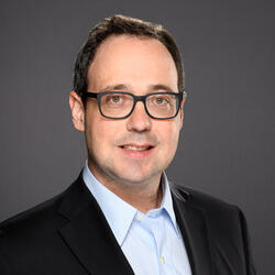 Ari Glaizel headshot