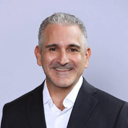 Erik Avakian headshot