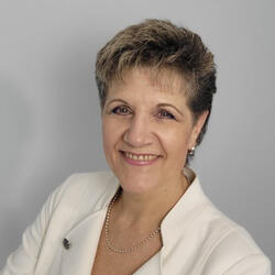 Claudia Mamros headshot